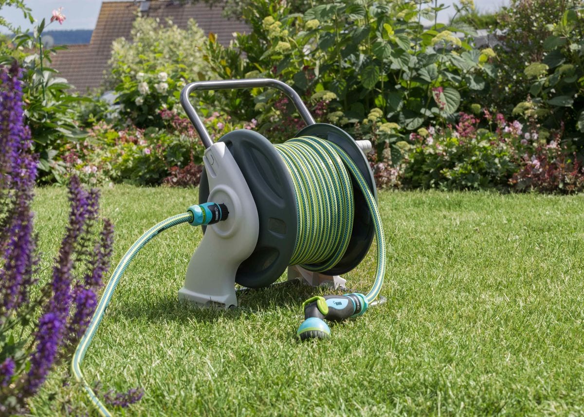 Grifo de jardín con un soporte de acero fijo para una manguera de jardín